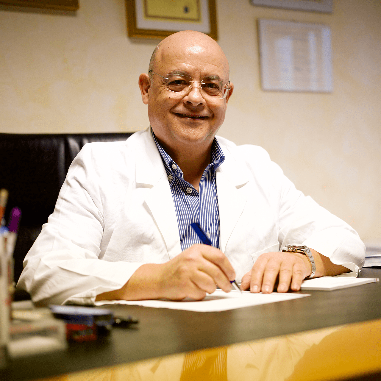 Il Dott. Pupo nel suo studio medico